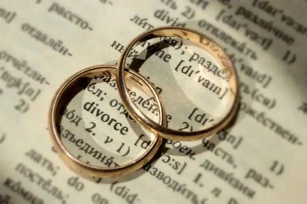Image of rings removed before divorce mediation Dover